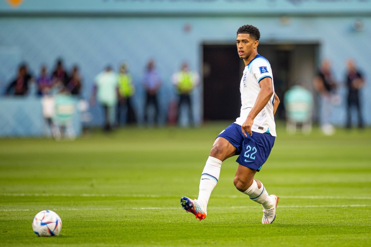 阿斯谈皇马如何说服贝林厄姆:皇马代表向球员及其父亲展示荣誉簿