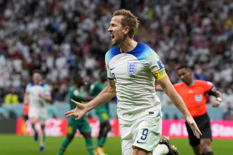 国家队57球凯恩所用比赛场次为84场,仅多于盖德-穆勒的43场