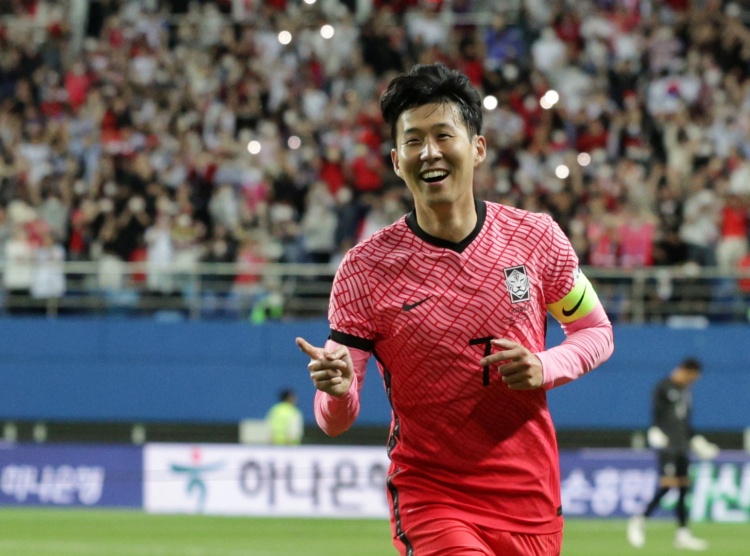 国足对手热身汇总：韩国两场大胜轰10球 泰国1-1战平爱沙尼亚
