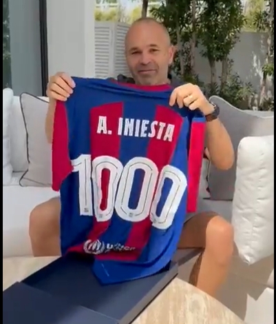39岁伊涅斯塔完成生涯1000场里程碑，巴萨赠送了纪念款球衣