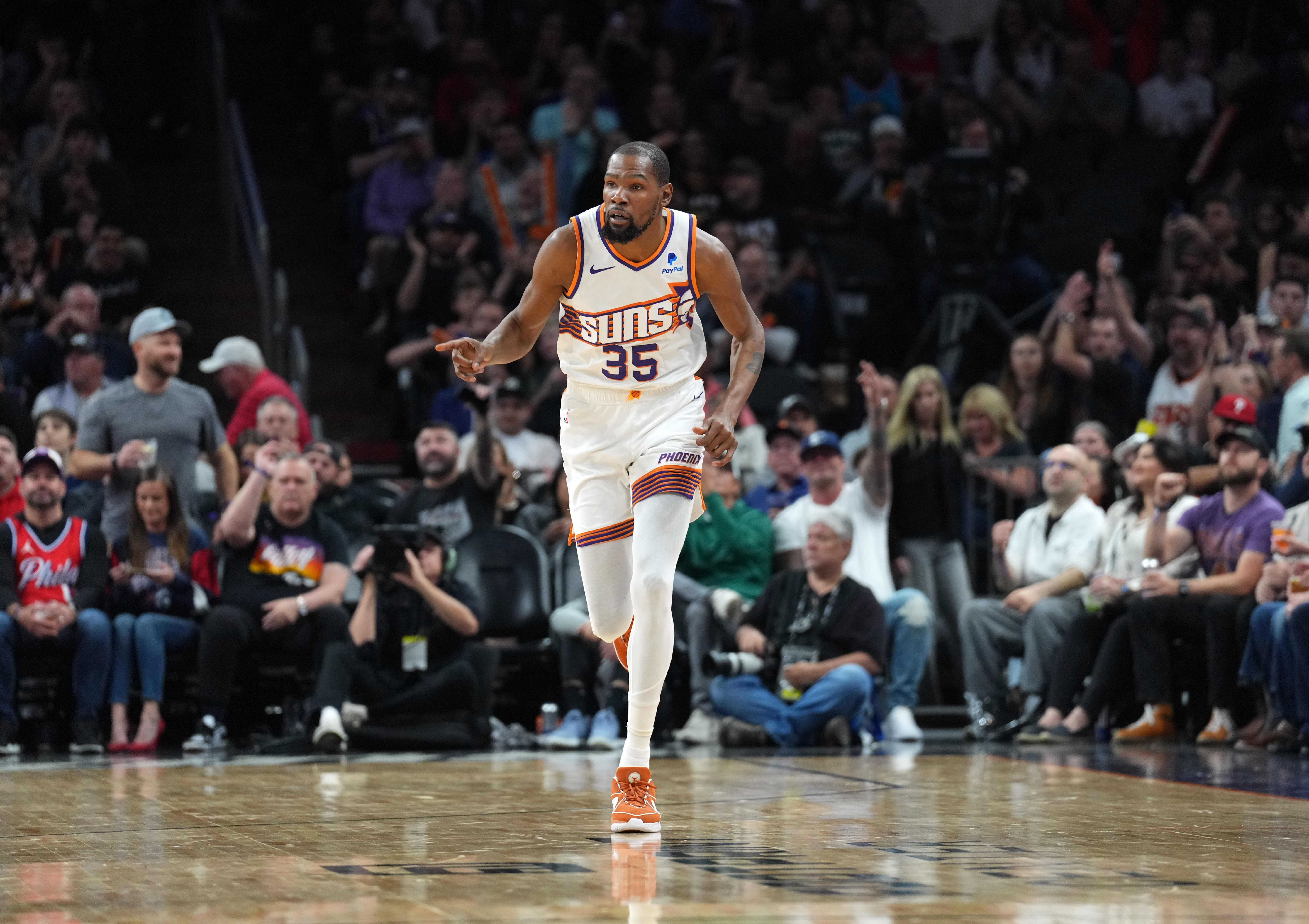 KD:我知道人们想让球员或教练背锅 但取胜或失败都属于球队