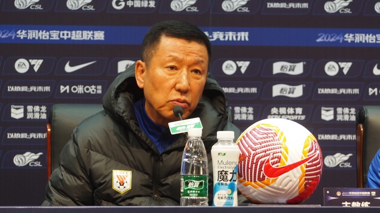 记者:泰山队今天上午进行训练,傍晚去上海备战与海港的联赛