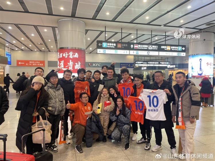 费莱尼、莫伊塞斯在北京乘飞机离开中国，众多泰山球迷为俩人送行