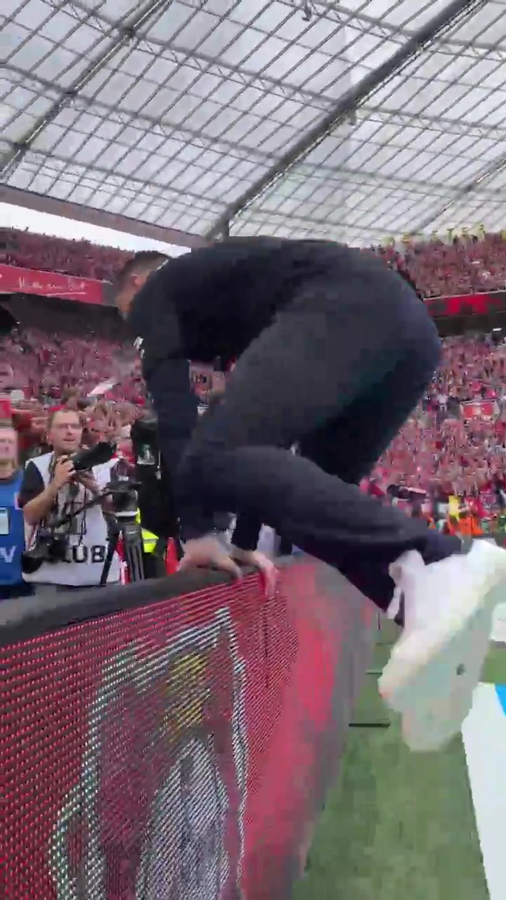 丝滑！赛后阿隆索翻越广告牌，爬上看台与球迷们一起庆祝