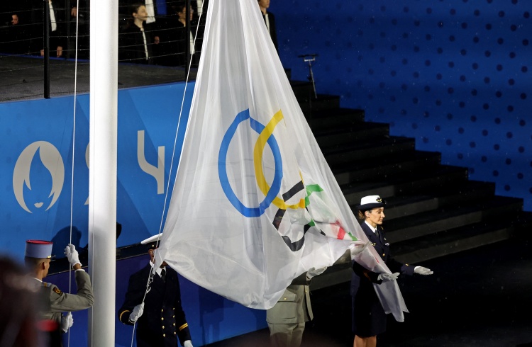 严重事故！巴黎奥运开幕式升旗仪式，奥林匹克会旗挂反了