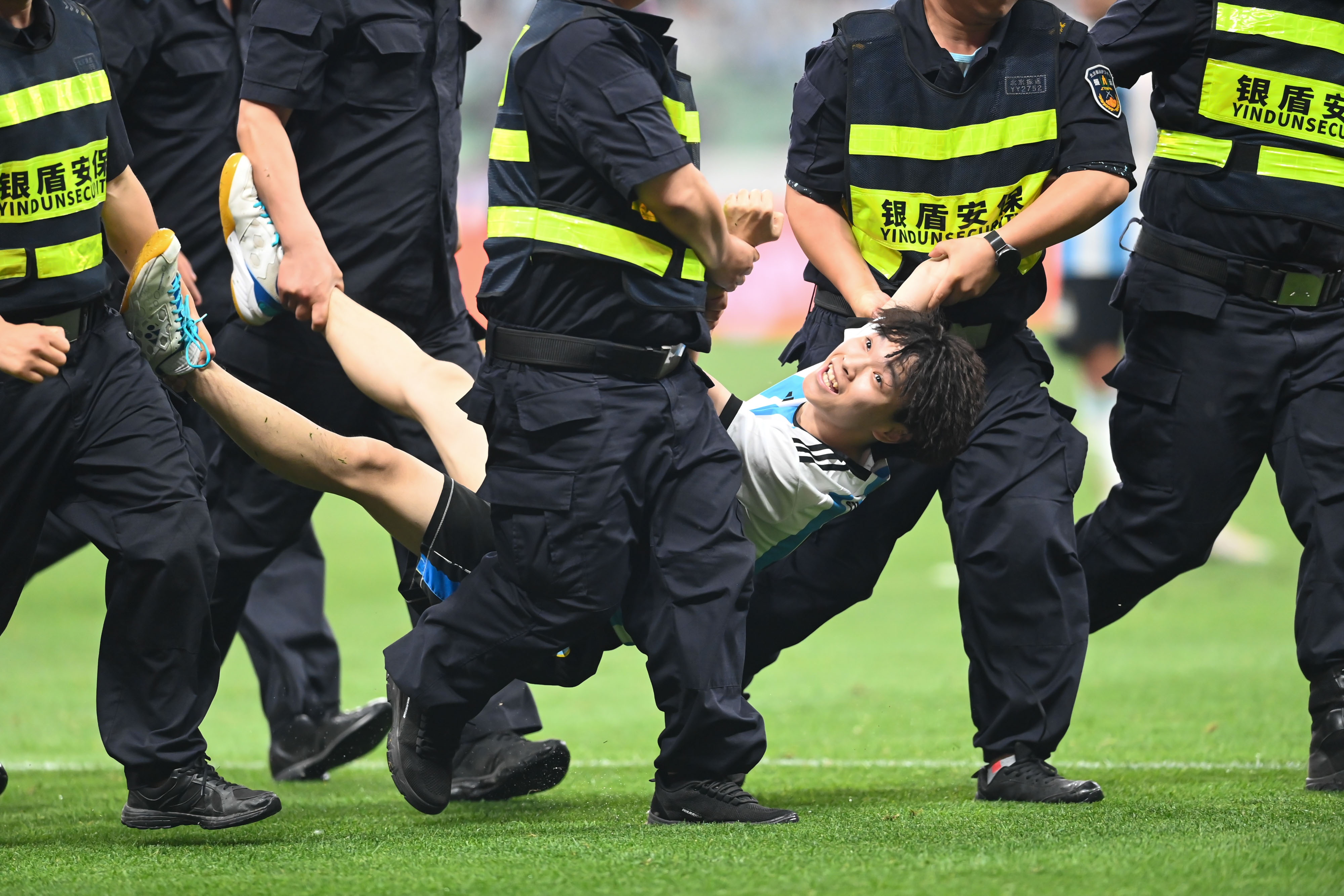 媒体人热议：仗着“未成年”破坏规矩，青春热血不是TM无脑冲球场