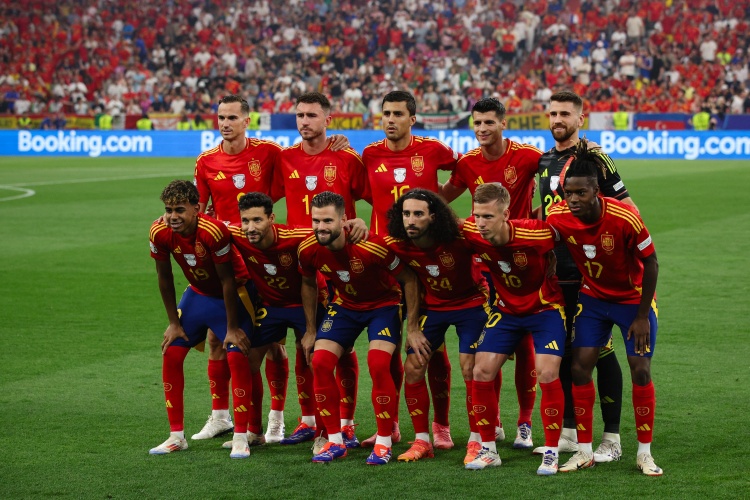 西班牙过去三届大赛决赛均取胜，两夺欧洲杯一夺世界杯冠军