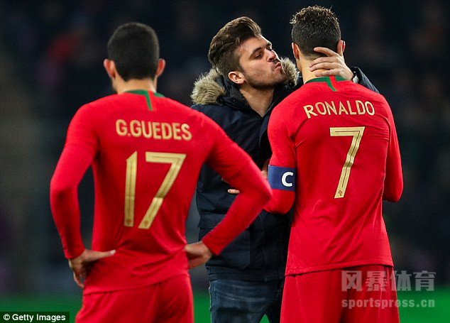 葡萄牙0-3荷兰 球迷硬闯球场强吻C罗
