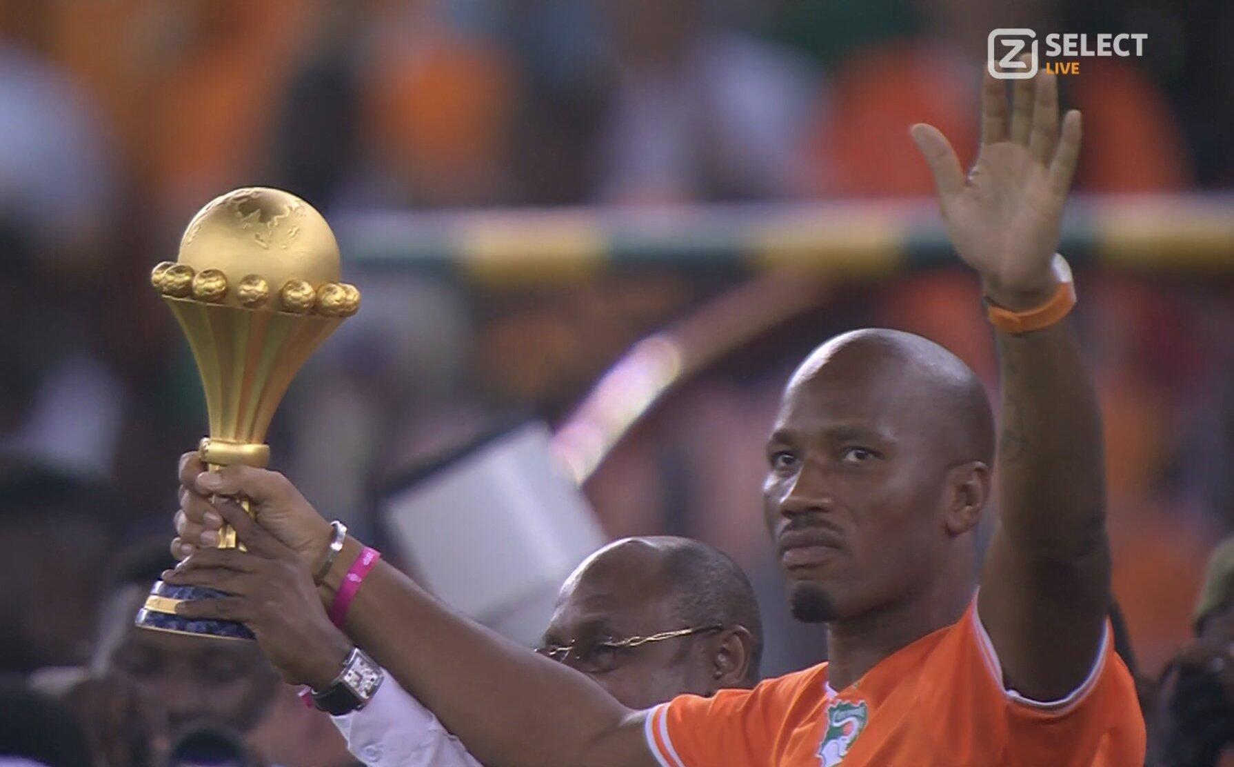 德华来了非洲杯决赛赛前，德罗巴带金杯入场
