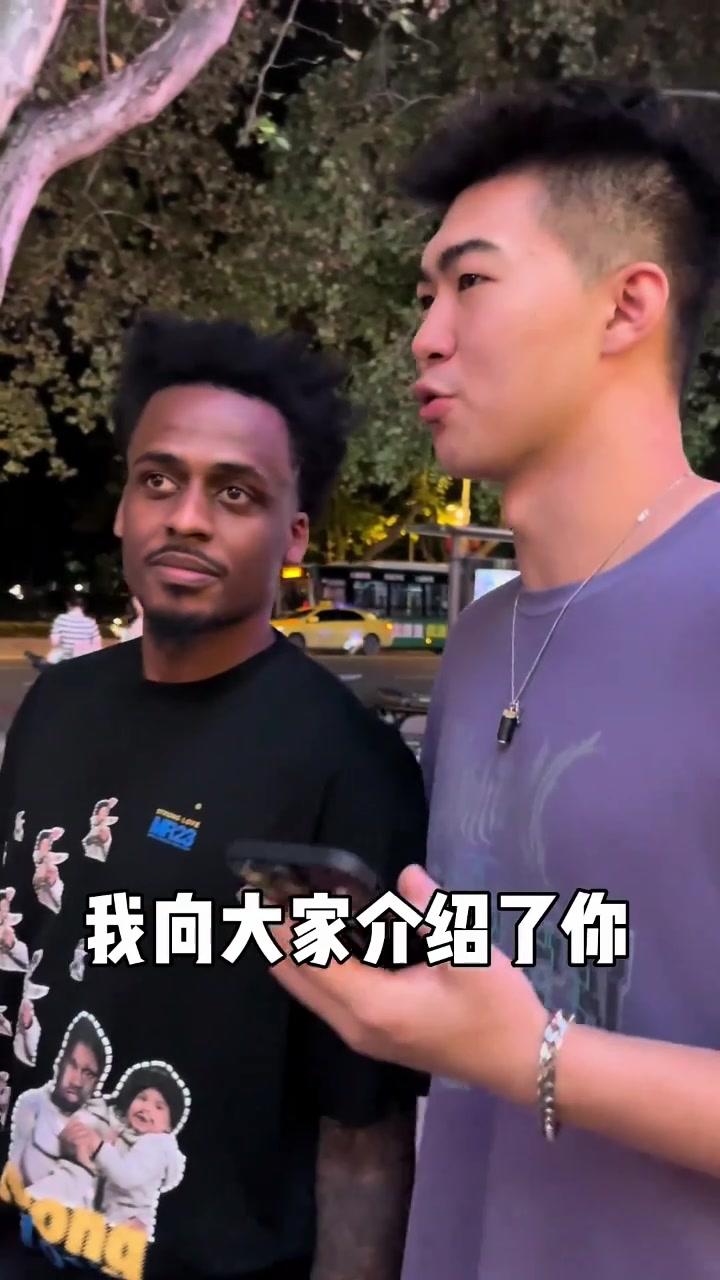 美食宣传大使！李云开带新外援布莱克尼吃中国汉堡