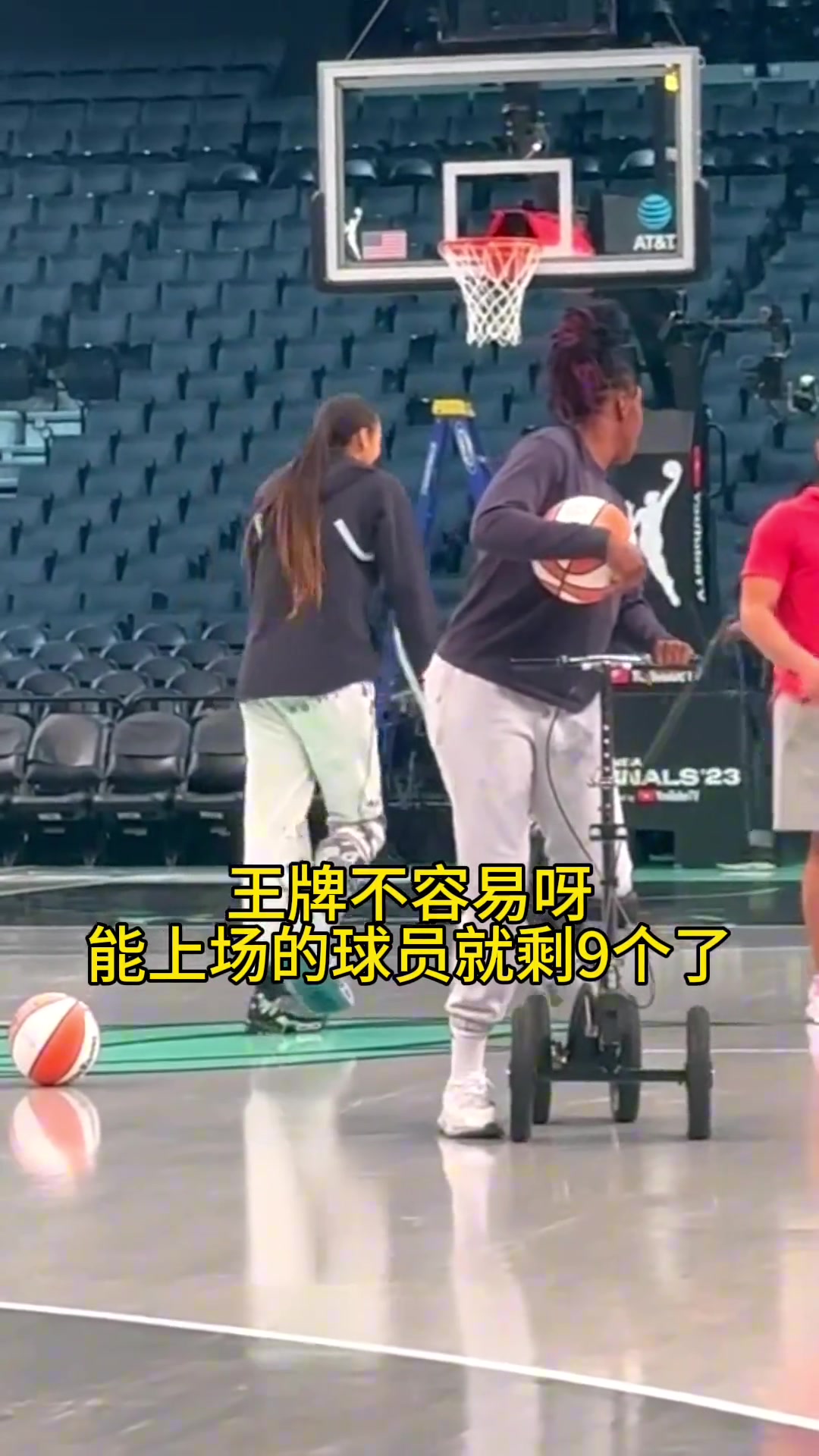 WNBA王牌队训练时两名受伤的球员与队友一同在球馆