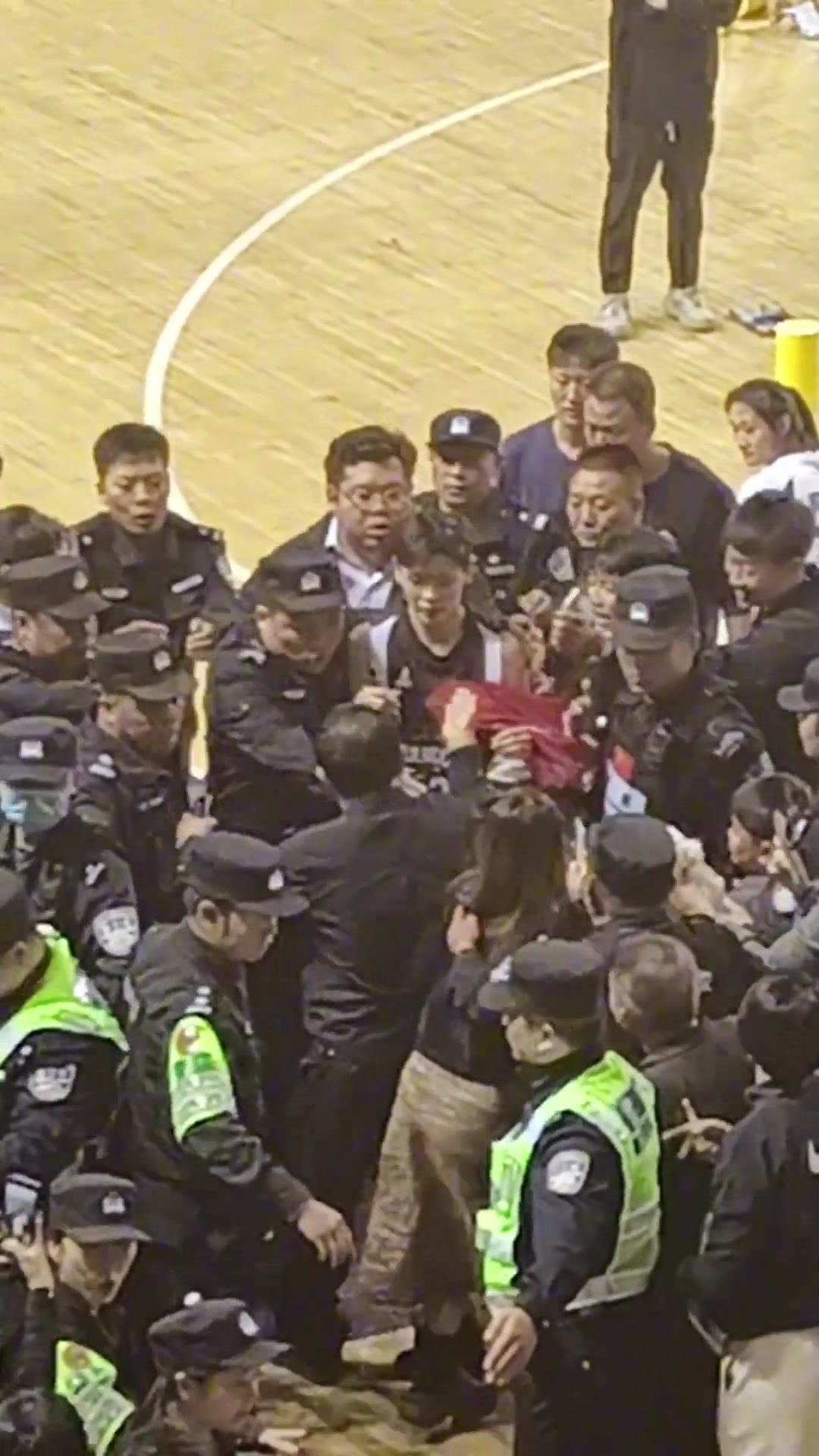 这人气也太！杨舒予在多名安保人员的护送下才离开了球场