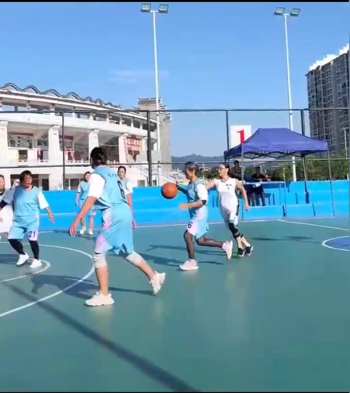 说王奶奶都是侮辱奶奶！“大哥有帮老太婆占了我们篮球场！”