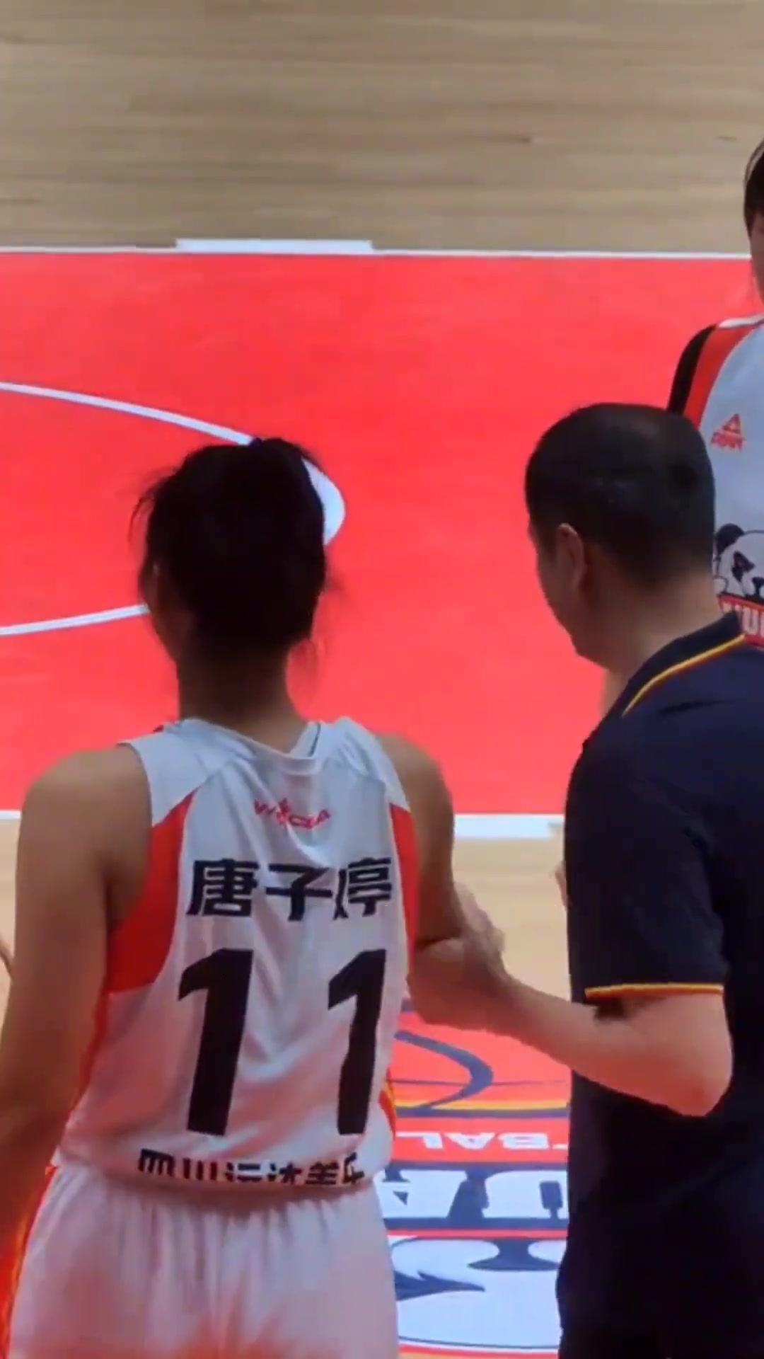 李梦想上场打球被主教练摁住：让年轻人上