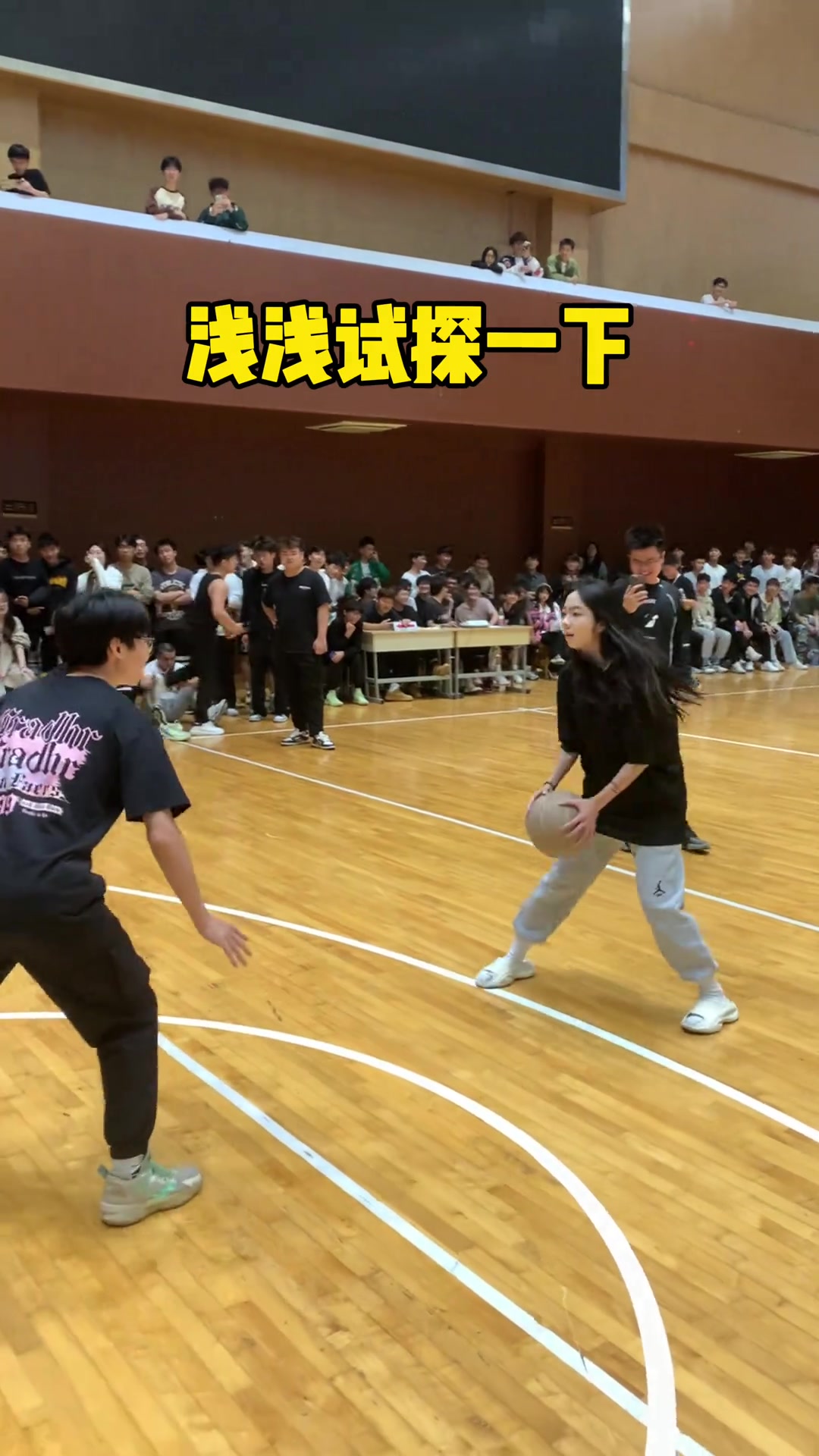 篮球女孩雪梨穿拖鞋单挑完胜对手网友：男生表面上输了实际赢了