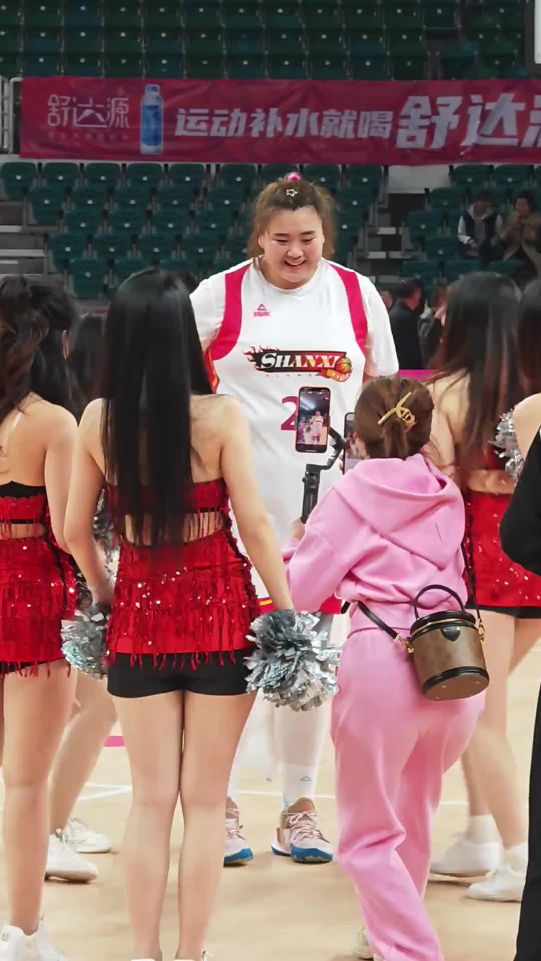 “大宝贝”刘禹彤和女拉拉队合照网友：大宝贝碰到小宝贝