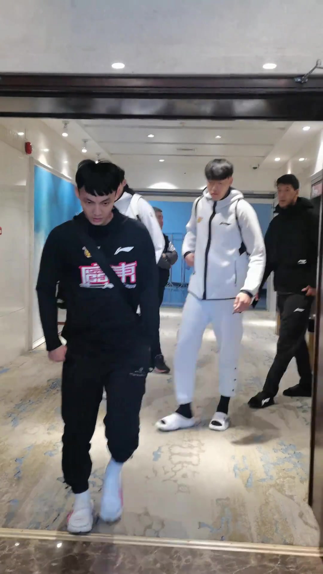 广东跟吉林温差真大！广东队抵达吉林有球员已穿上羽绒服了
