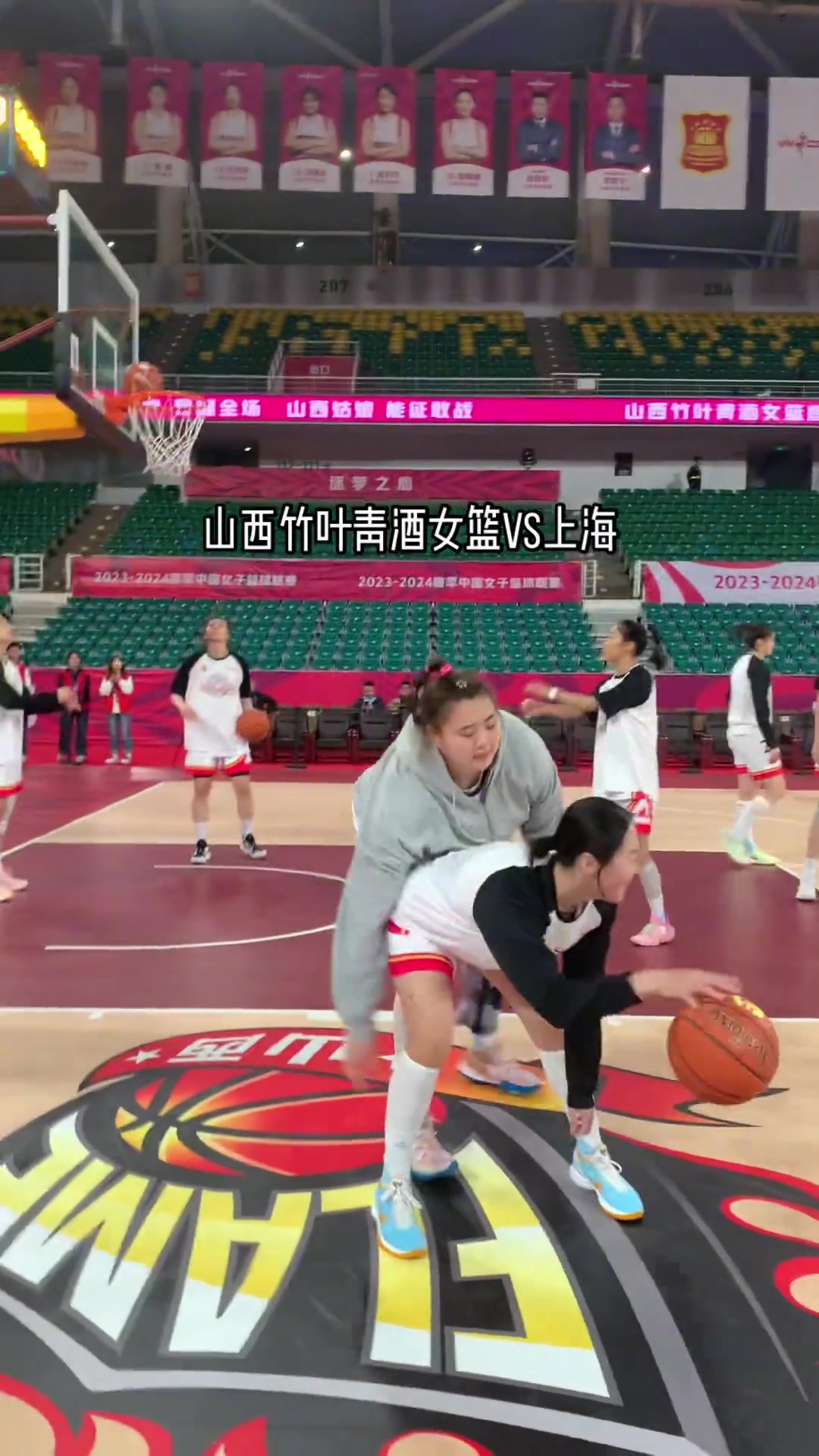 武桐桐训练背打刘禹彤网友：两个可爱的宝贝