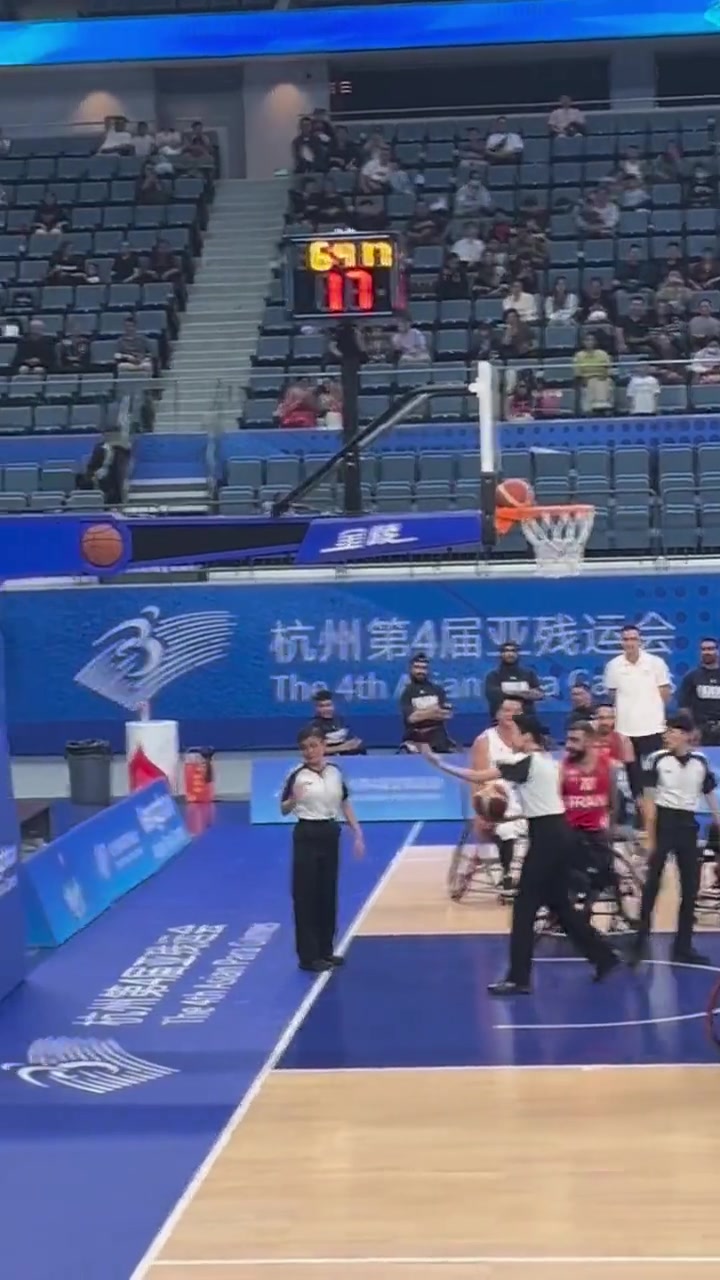 还是得靠球员！看看亚残运会轮椅篮球场上谁能把卡住的球取下来