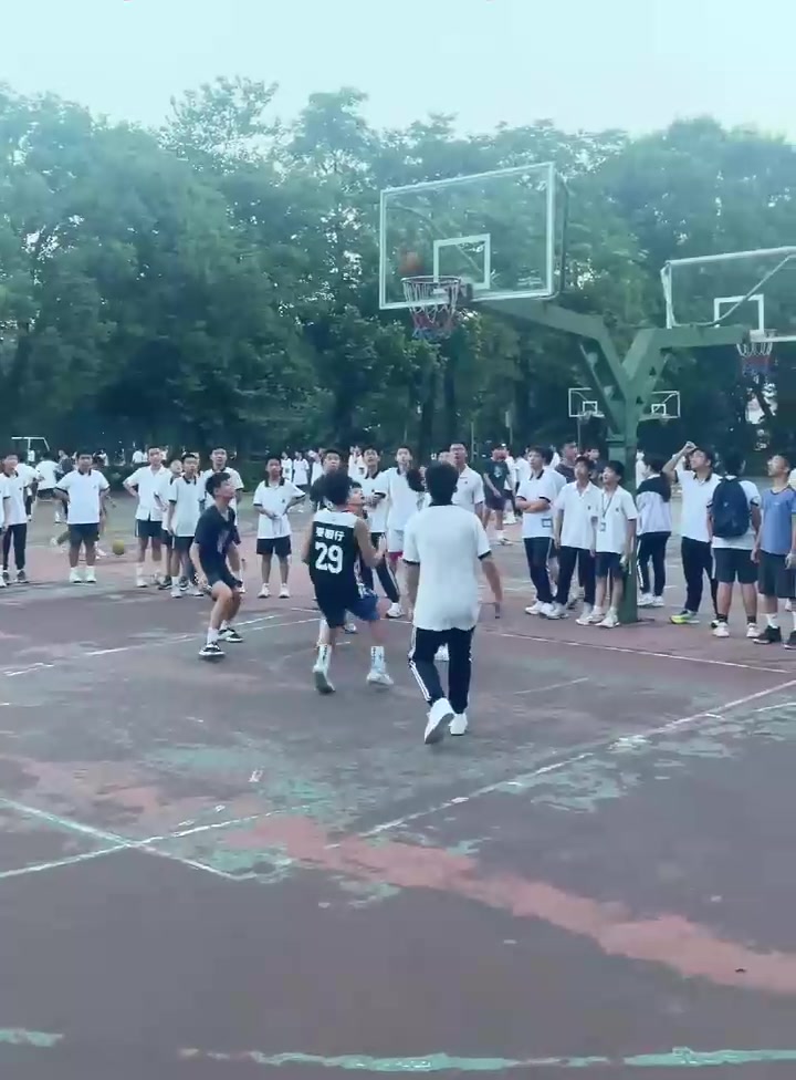 我都看傻了！现在初中生打球都这么猛么
