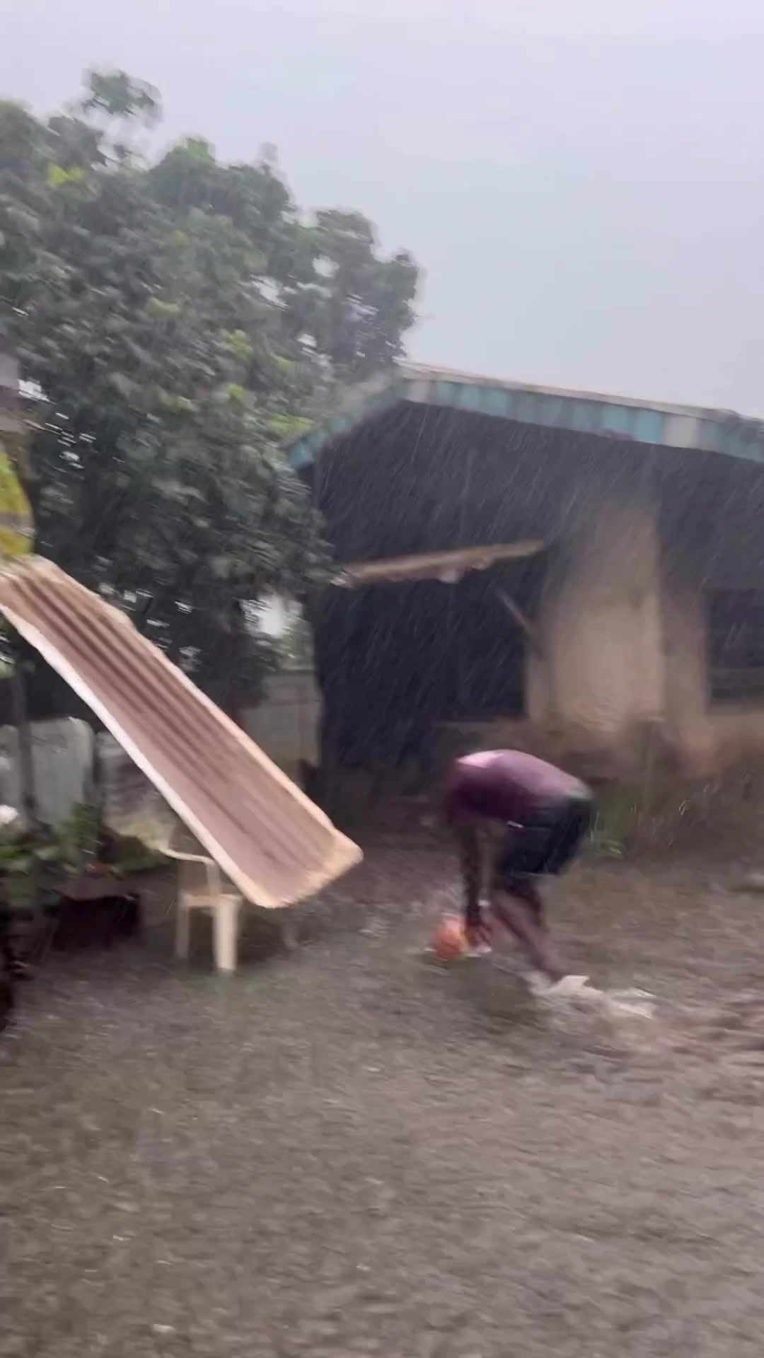 一名黑人小伙在大雨中练球，真的有这么热爱篮球么