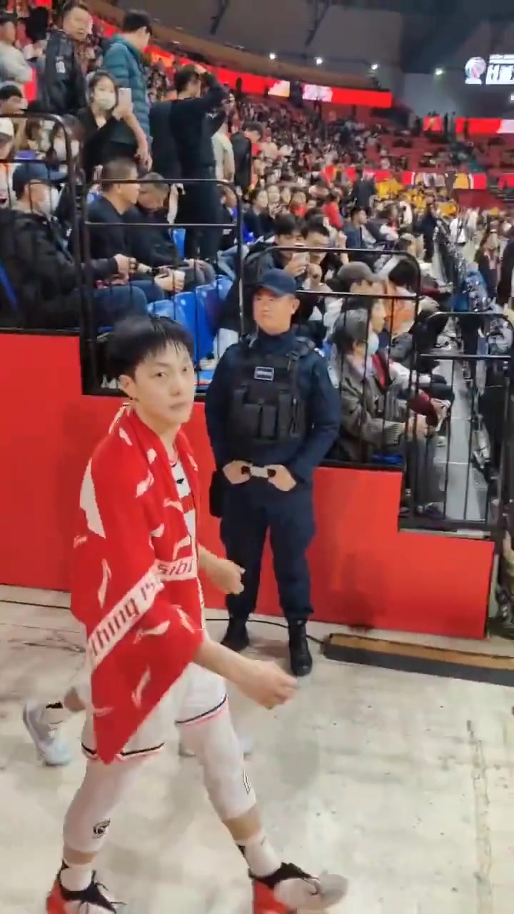 面对球迷的嘲讽胡明轩眼神盯着球迷看强势回应