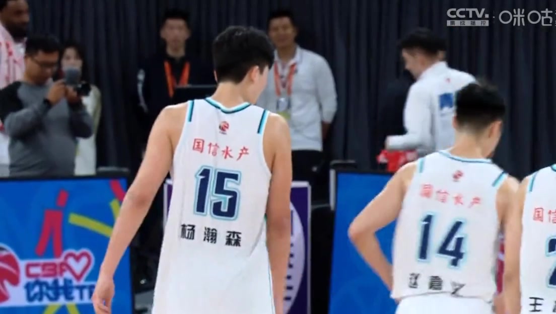 这新人不得了！杨瀚森防守钉板大帽再送轻巧劈扣