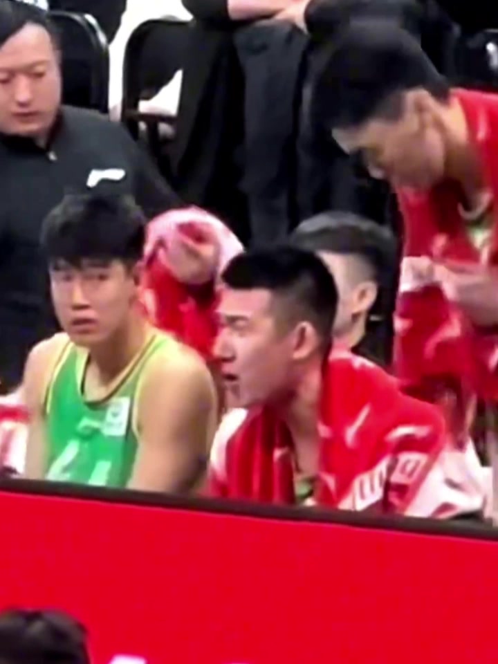 辽宁新主帅斥责付豪！后者坐替补席也是念念有词情绪十分激动