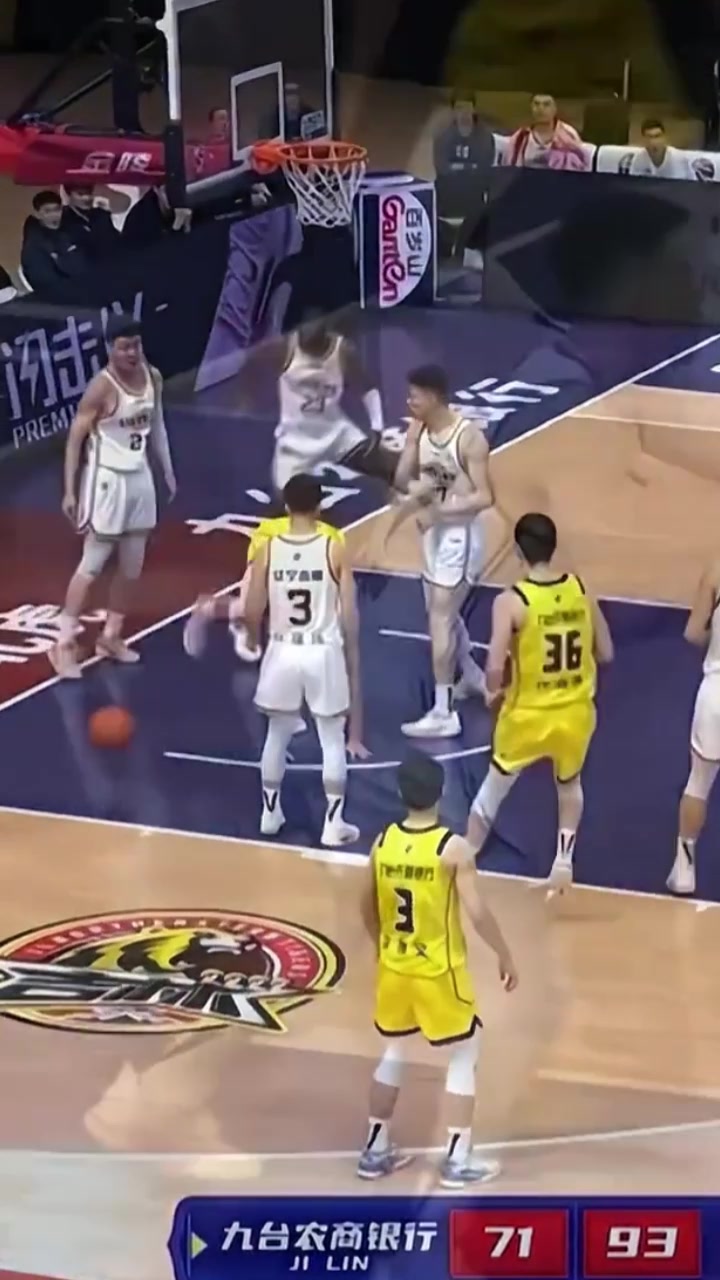 张镇麟曾凶狠犯规遭对方不满！张镇麟反而怒斥：你TM敢瞅我