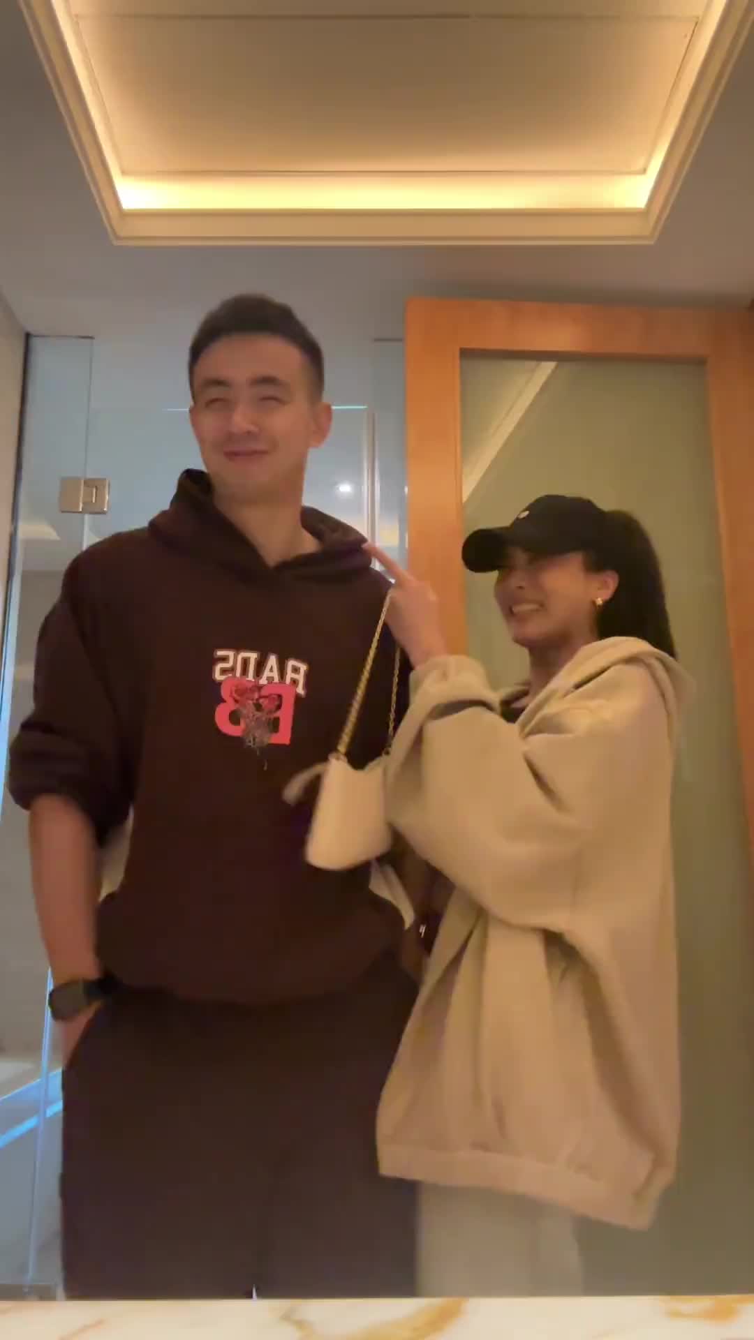 撒狗粮啦！赵继伟为妻子做咖啡大秀恩爱！