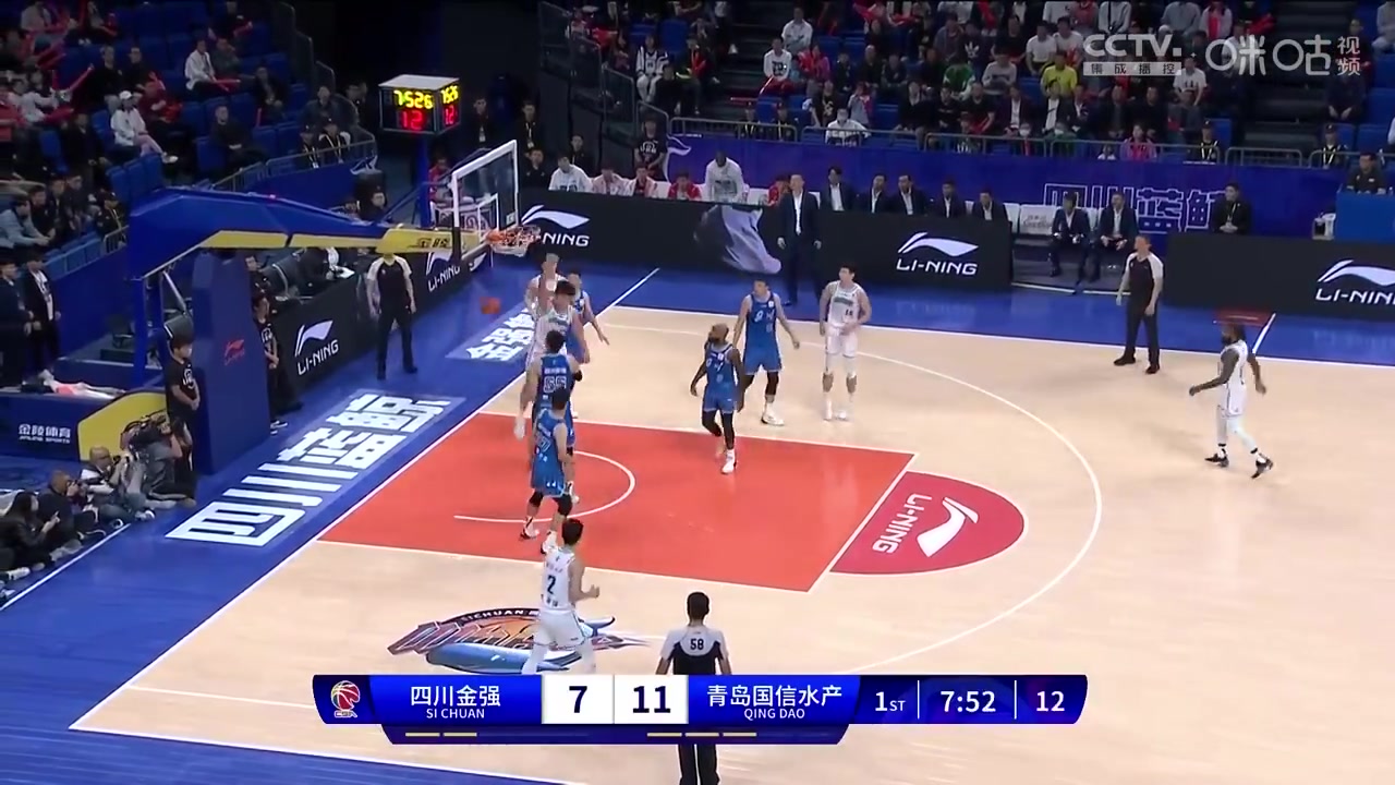 跟没防守一样！杨瀚森内线接球微微起跳单臂暴扣！防守毫无办法