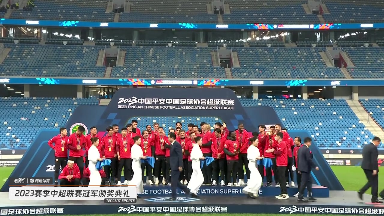 【颁奖仪式】五年两冠！奥斯卡高举火神杯上海海港加冕中超冠军
