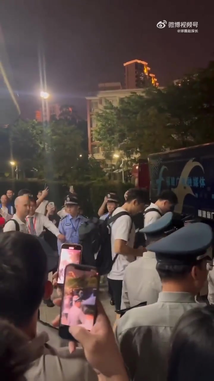 没必要爆粗吧！球迷围在球馆出口大骂浙江队：假摔队！CNM！