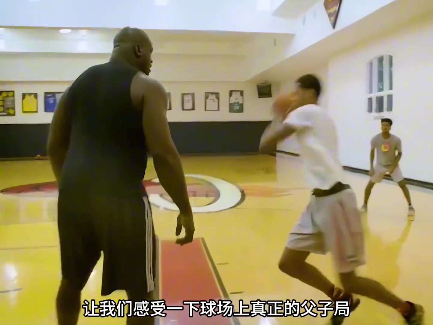 盘点NBA球星与儿子单挑的精彩瞬间，最后那条小鱼干..