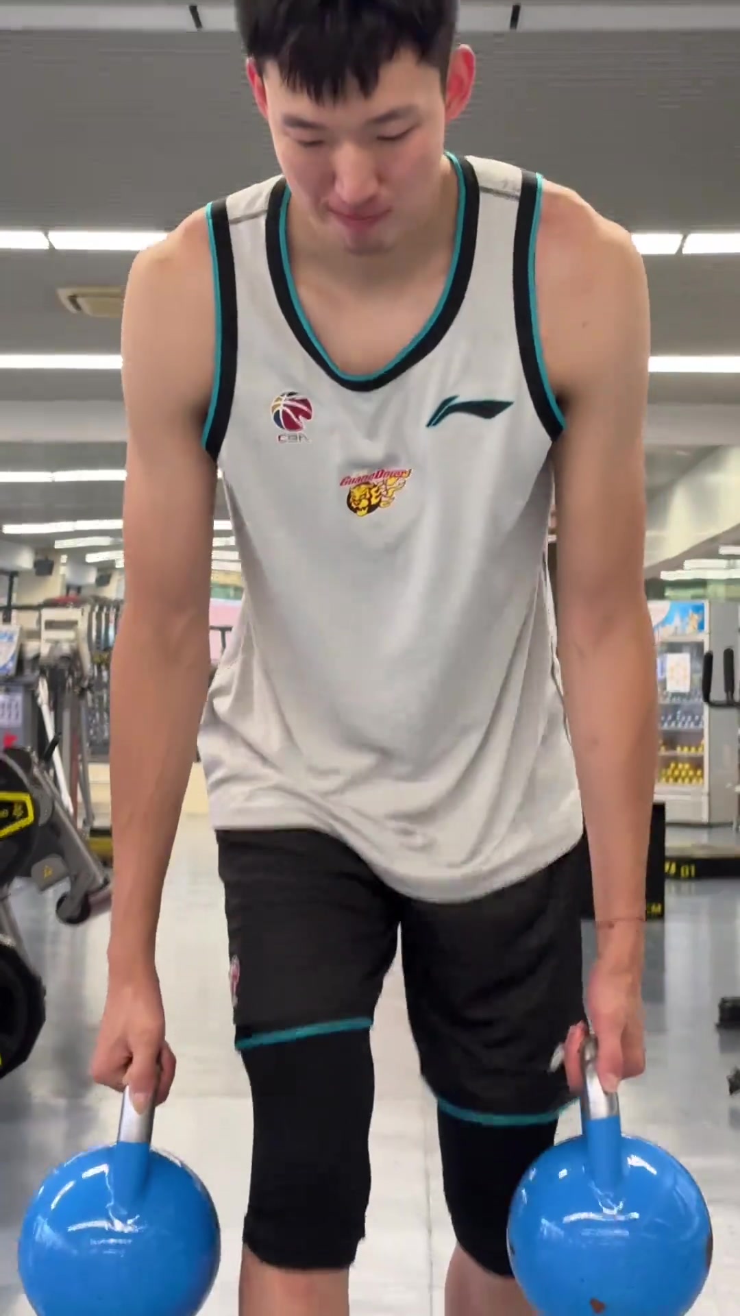 广东内线需要你！广东晒周琦最新训练视频距离复出不远了
