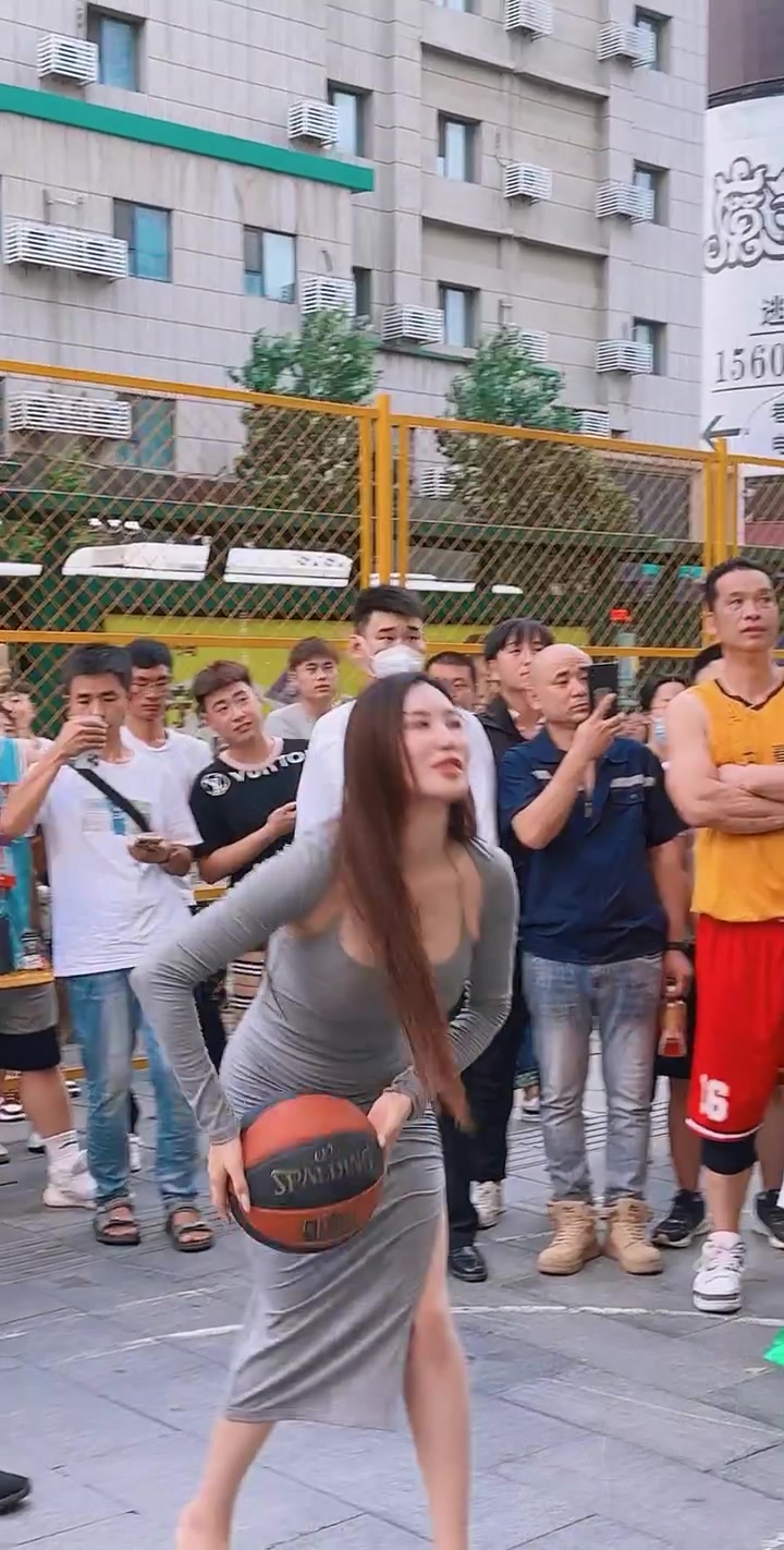 博眼球美女穿着裙子参加投篮活动直接不沾筐
