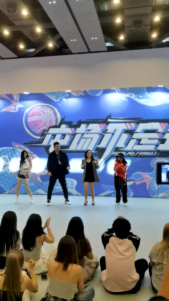朱总跳的可以哈！篮博会中场朱芳雨与拉拉队美女现场共舞