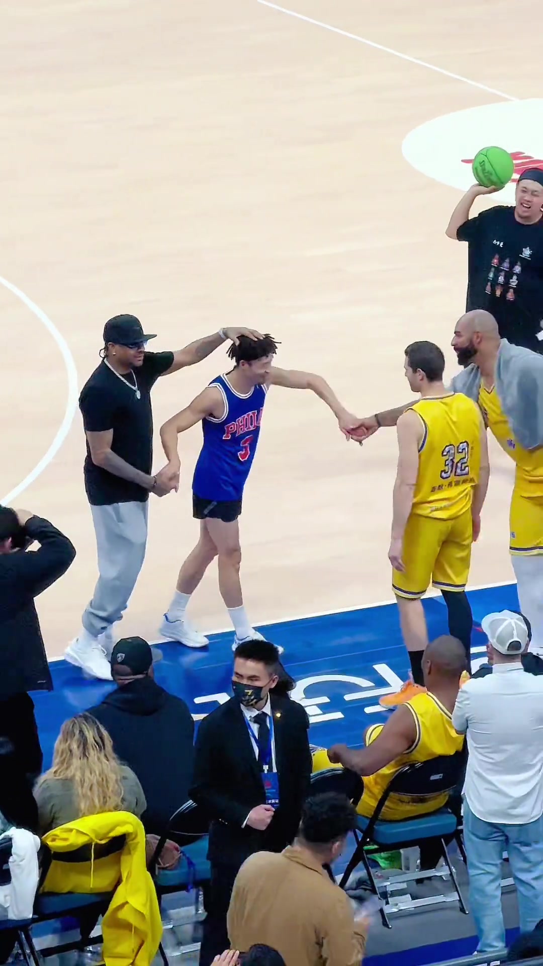 扣篮王陈登星和众NBA名宿拥抱艾弗森亲手为其马杀鸡