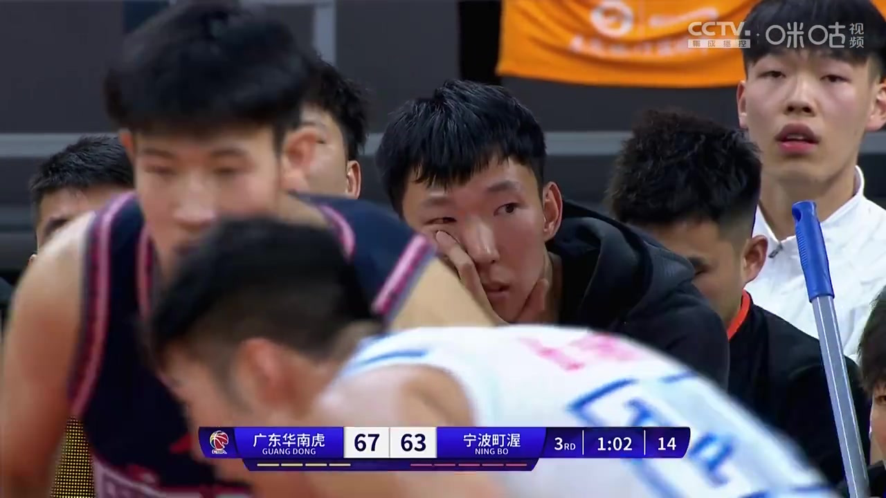 何时能回归呀周琦今日坐在场下观战广东vs宁波