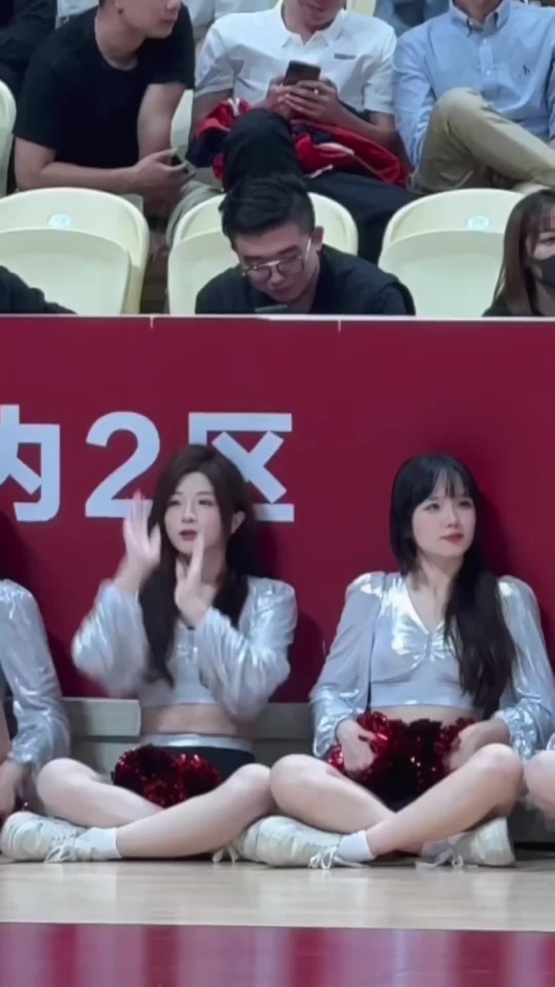 拉拉队小姐姐这手势是什么意思呢