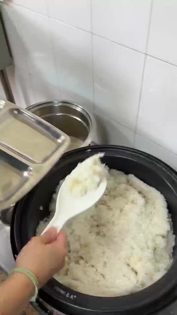 挺丰盛的啊！东莞新彤盛女篮食堂姑娘们的伙食怎么样