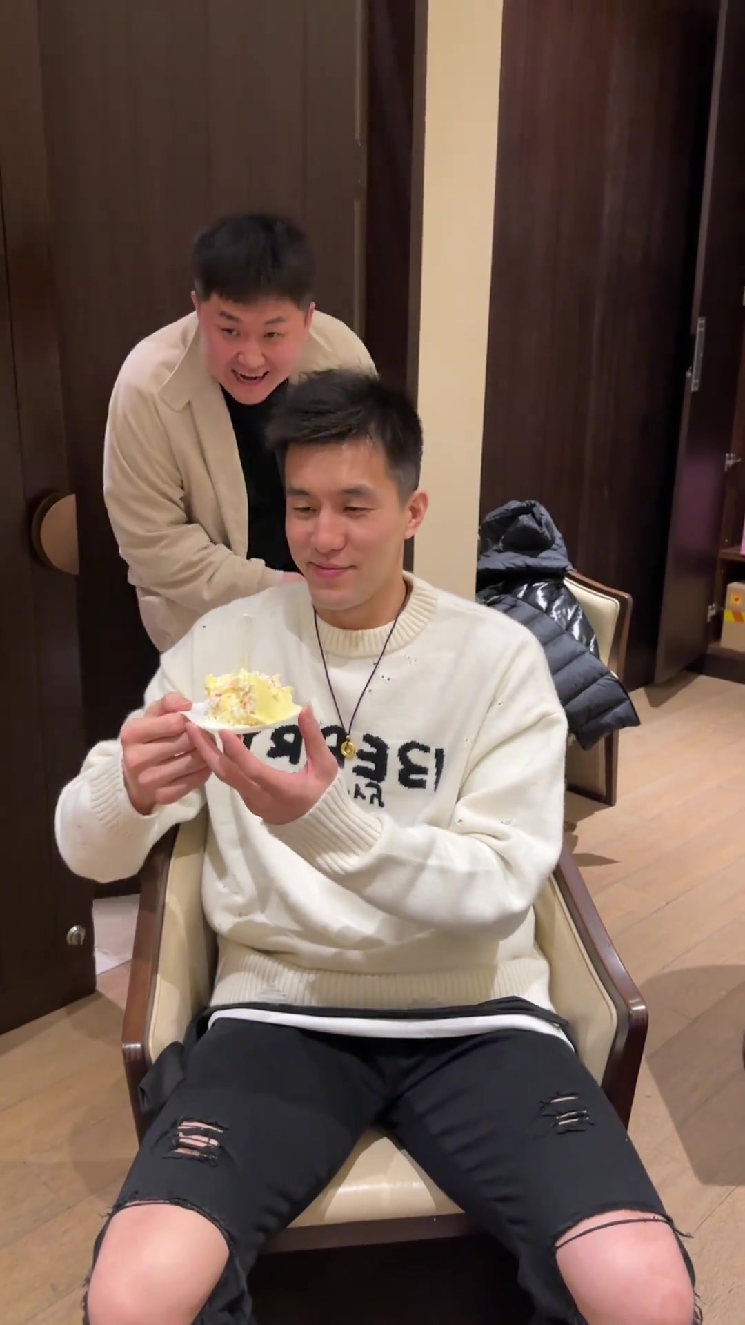 百乔穿越几千公里给郭艾伦送上生日小惊喜