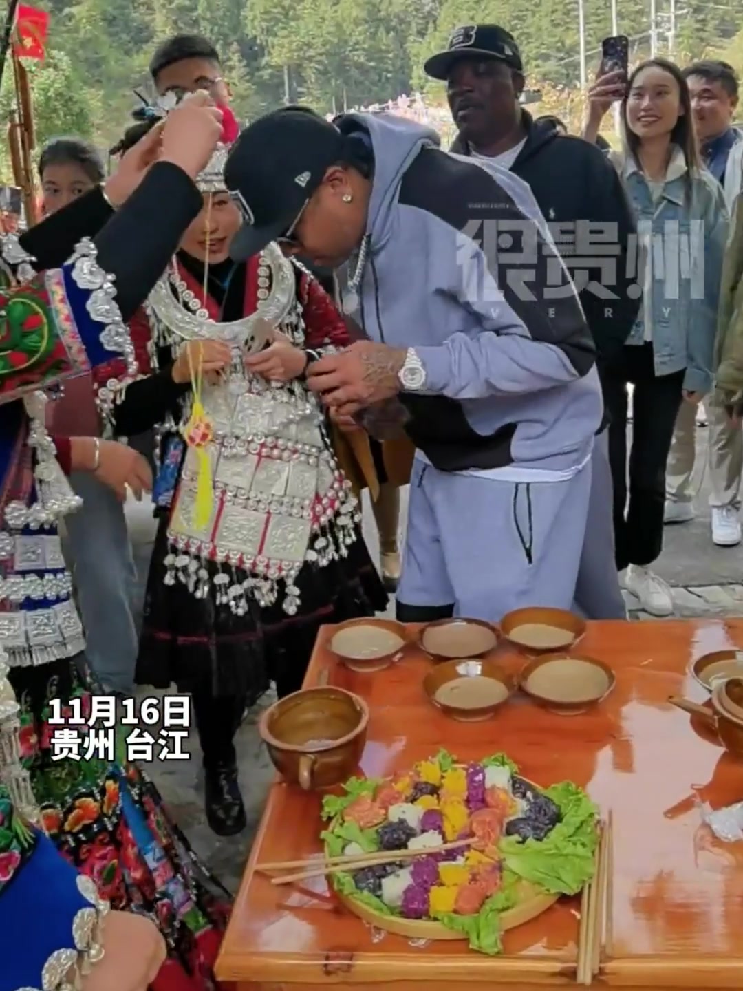 艾弗森抵达村BA体验苗族风情！喝拦门酒挂红鸡蛋