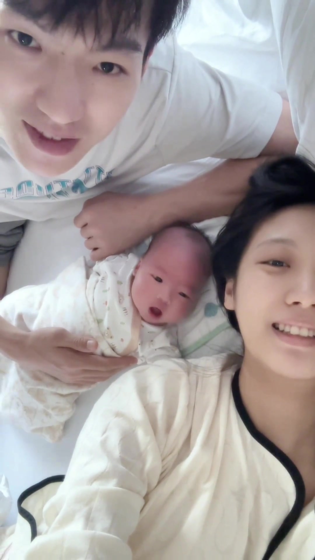温馨！吴前妻子晒一家三口合影视频