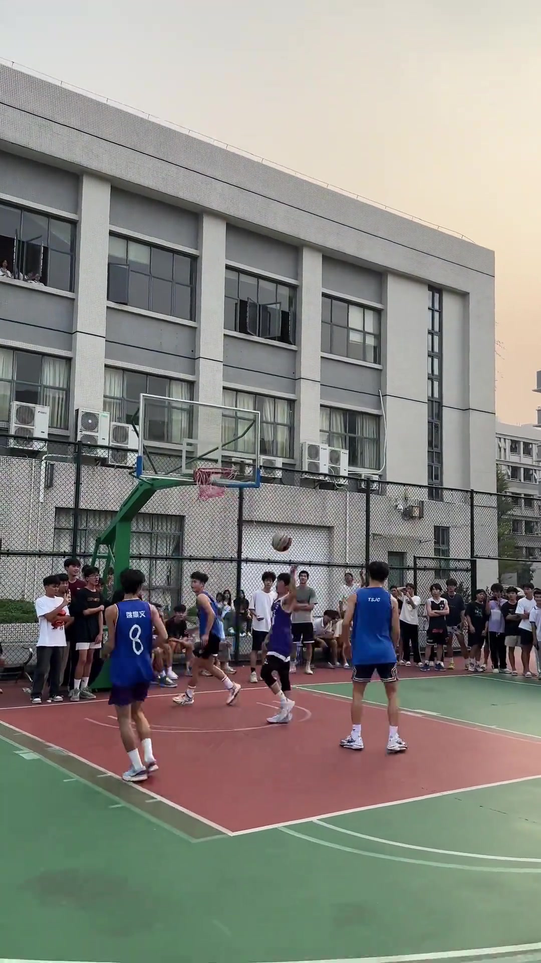 现在的年轻人打球这么生猛吗