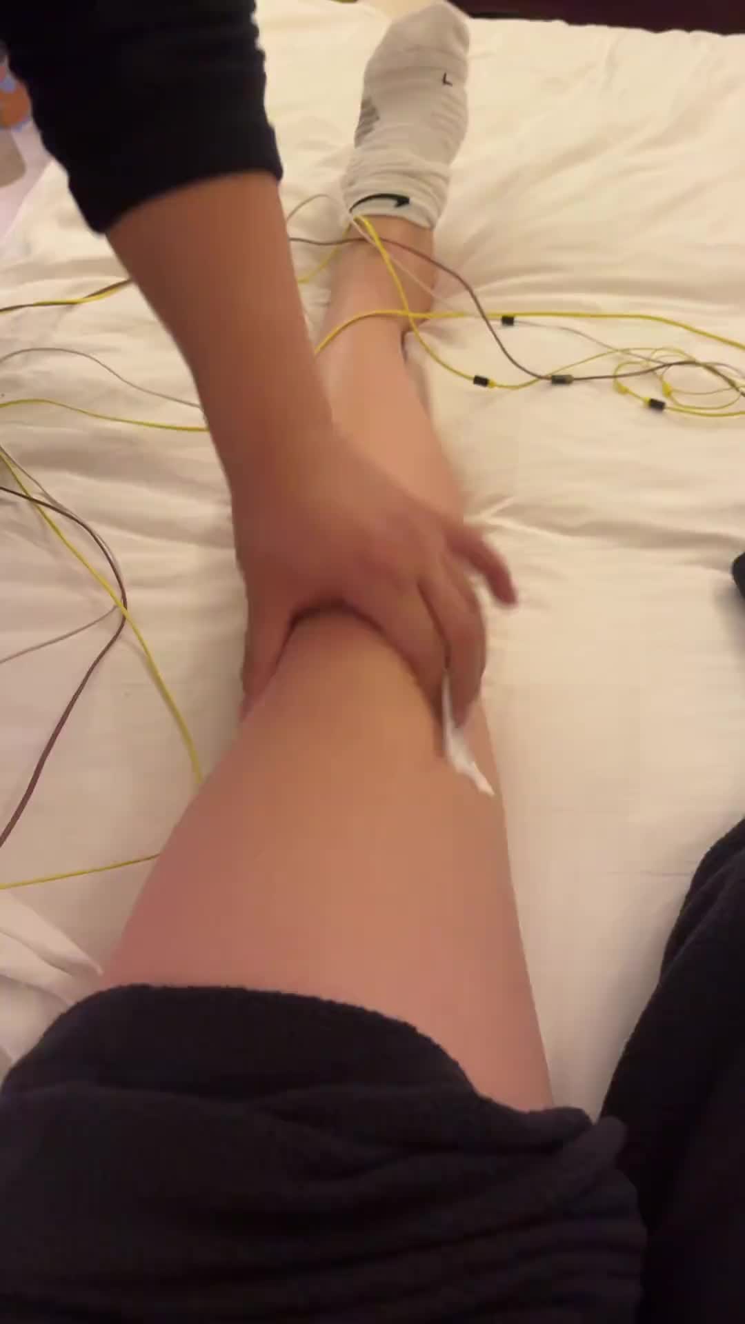 这可是中国女篮真大腿！李梦晒视频给自己的腿做理疗