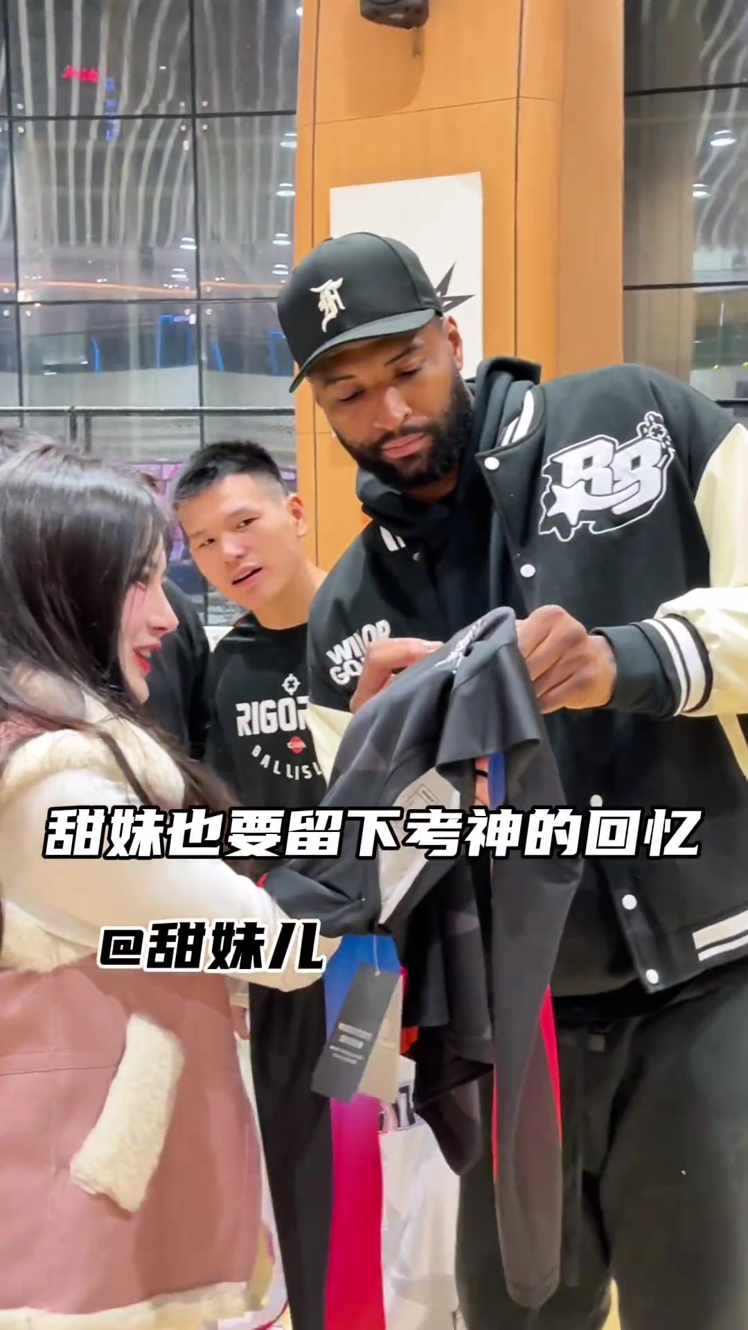 考辛斯完成集梦活动返美临走前亲切给球迷签名合影