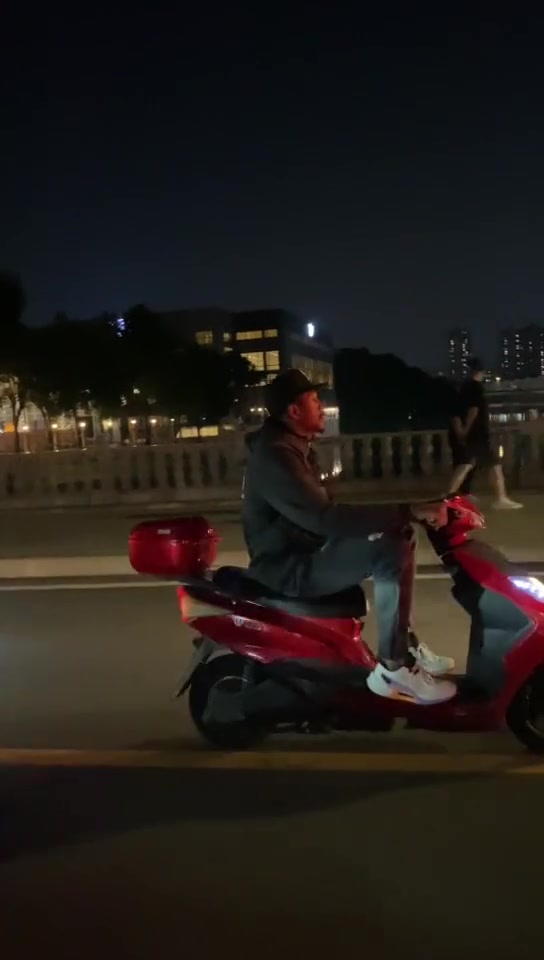 网友偶遇马尚骑电动车马尚点头回应：whatsup