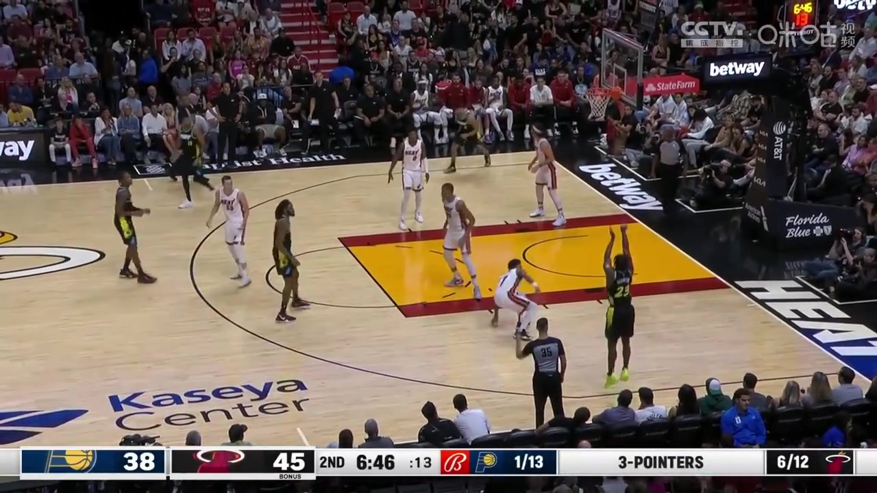 NBA新技术内史密斯试探步踩倒了洛瑞，随后三分命中！