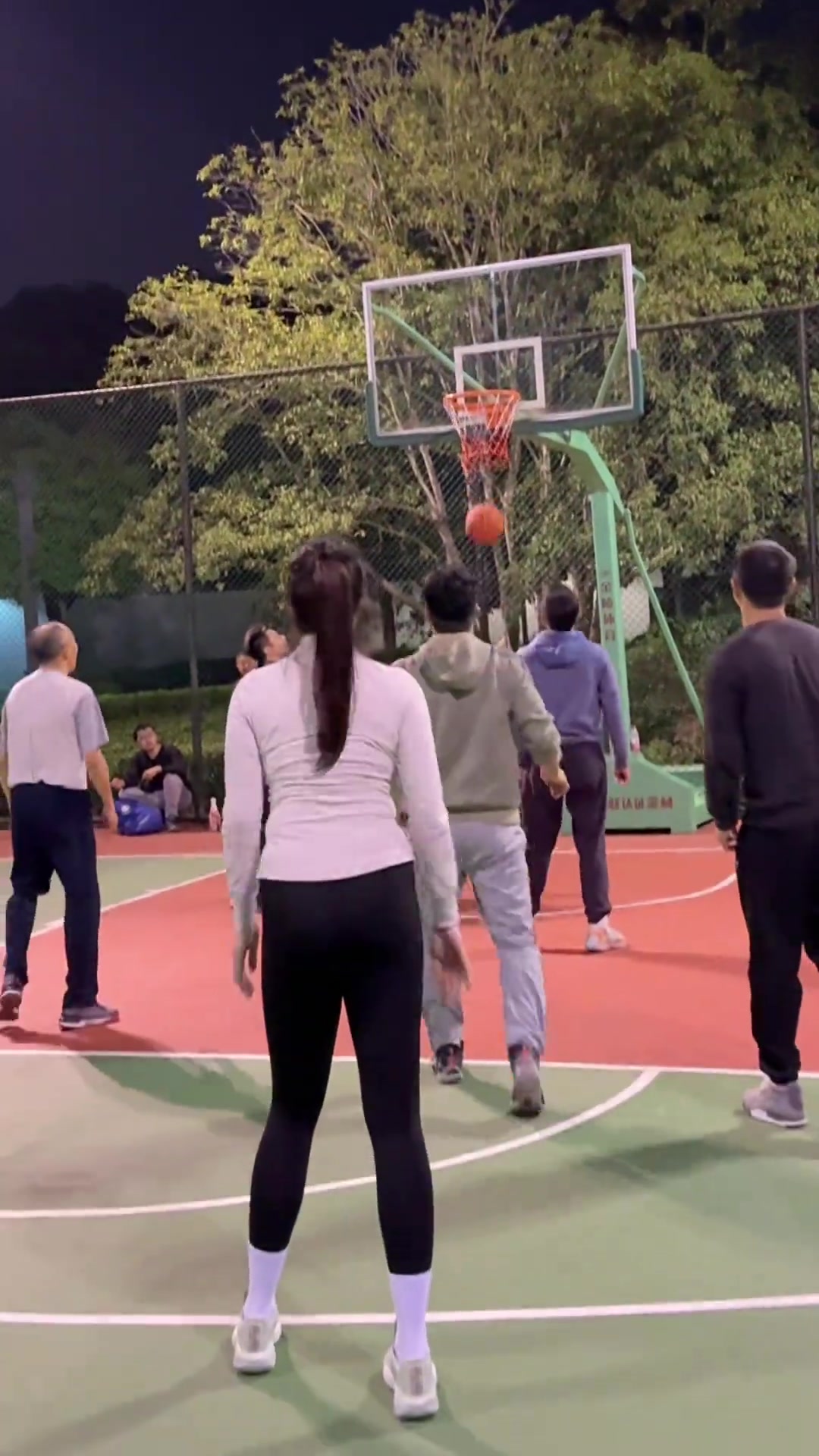 吧友说说野球场应该怎么和女生打球